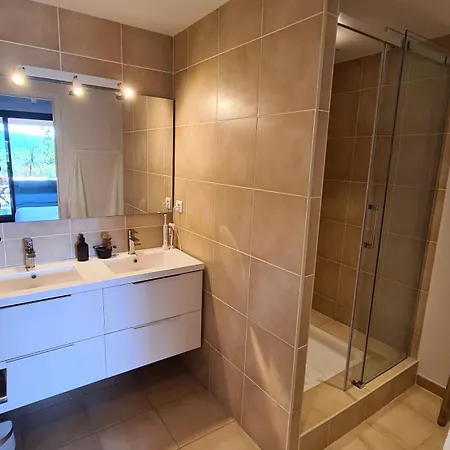 Particulier - Hpc Centre - Parking Securise & Piscine Chauffee 4* 카시스